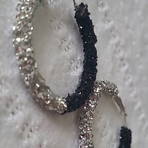 Cruella Earrings - Picture 5 of 6